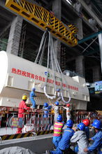 公司承建的陽(yáng)江核電1號(hào)發(fā)電機(jī)定子吊裝就位